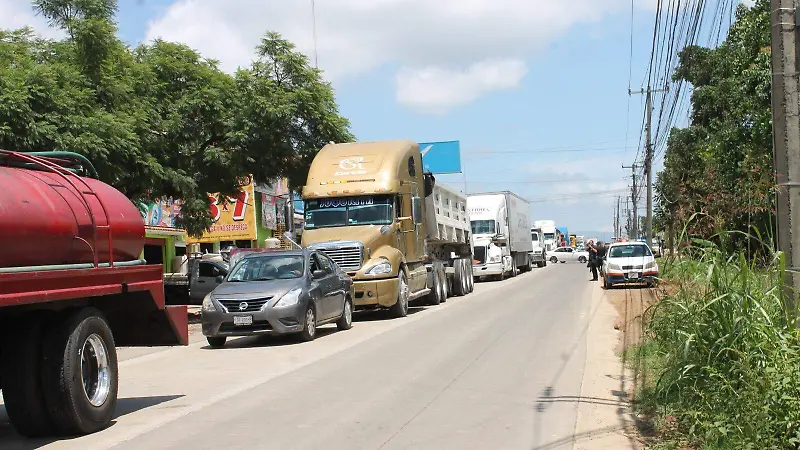 Bloquean carretera Trancas-Coatepec en Emiliano Zapata para exigir búsqueda de adolescentes desaparecidos